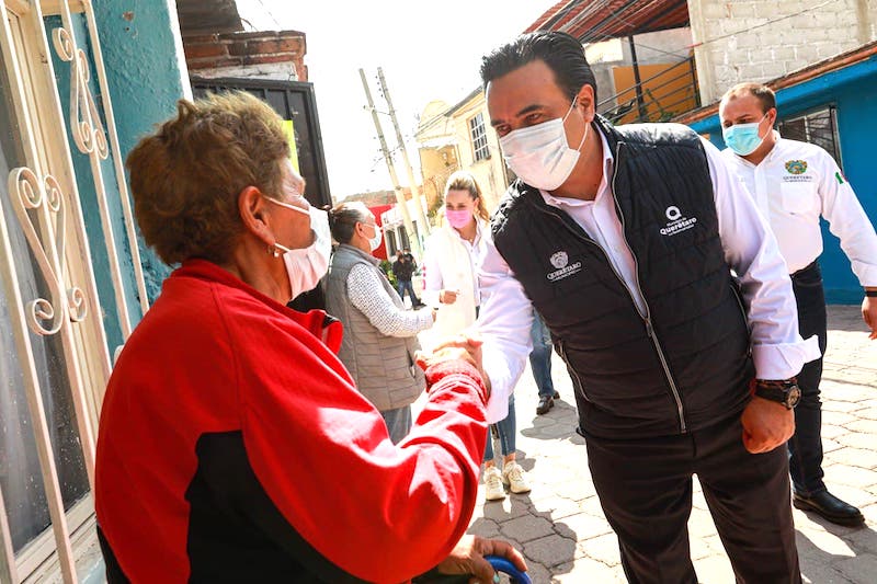 En la Capital de Querétaro entregan cheques de 20 mil hasta 50 mil pesos a familias afectadas por las lluvias.