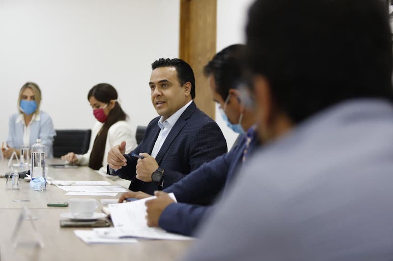 Luis Nava sostiene reunión con integrantes del Consejo Temático de la Juventud.