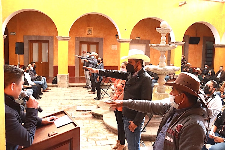 Juan Carlos Linares toma protesta a Delegados Municipales de Peñamiller.