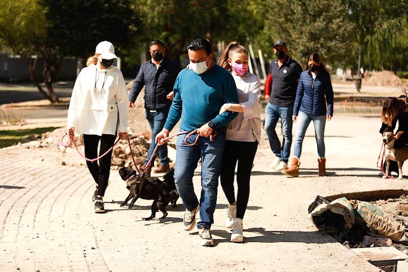 Luis Nava y su familia recorre obras de rehabilitación de parque para perros en Av. Epigmenio González