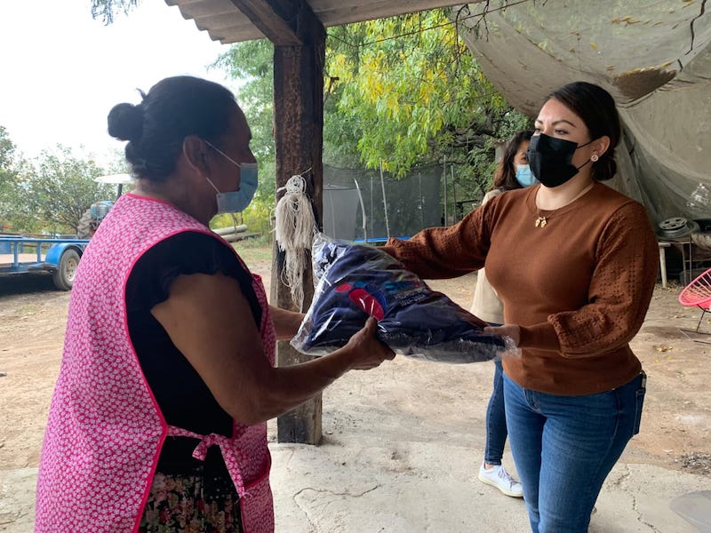 Presidenta del DIF en Pedro Escobedo entrega apoyos de la colecta de ropa de invierno.