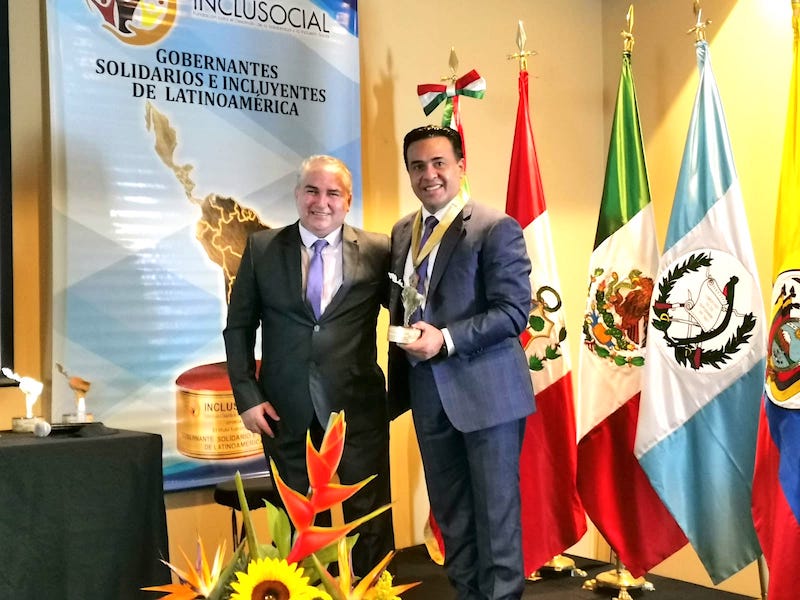 Luis Nava recibe el premio Alcalde Solidario e Incluyente de Latinoamérica 2021.