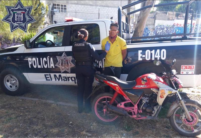 Cae sujeto en El Marqués con motocicleta presuntamente robada
