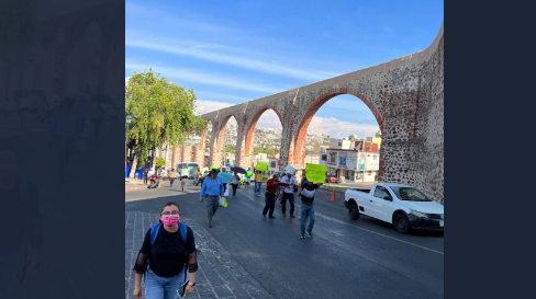 Casi 100 personas se manifiestan en Querétaro contra el reemplacamiento
