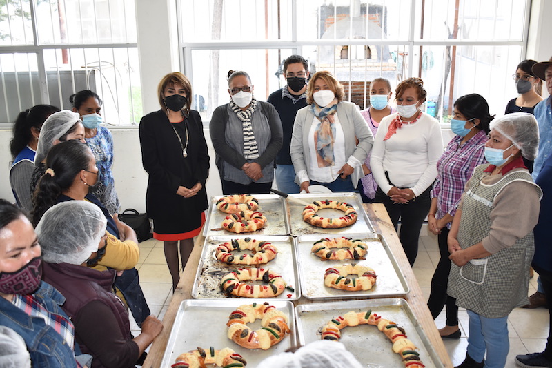 Comparte el DIF de El Marqués roscas de reyes con Adultos Mayores de 52 comunidades.