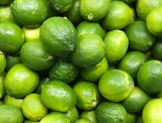 Criminalidad presiona precio del limón; se vende en $120 el kilo.