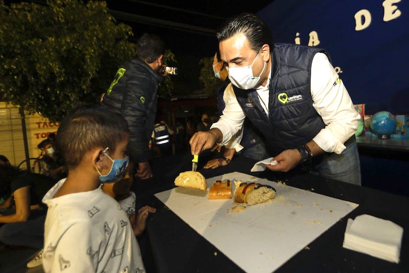 El Alcalde capitalino Luis Nava, acude a Lomas de Casa Blanca para compartir rosca de reyes con las familias