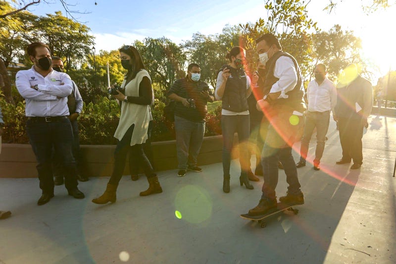 Entrega Luis Nava rehabilitación de pista de patinaje en la colonia Álamos