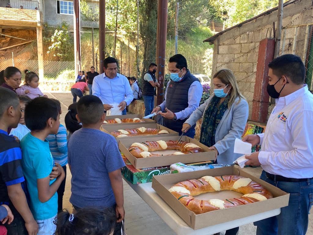 Lupita Ramírez Plaza entrega juguetes y aguinaldos a niños de Pinal de Amoles