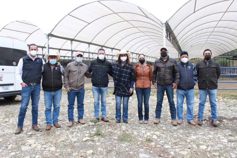 Ganaderos y Legisladoras supervisan centro de acopio y comercialización en Jalpan de Serra.