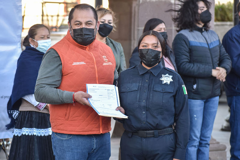 René Mejía entrega seguro de vida a Policías de Amealco.