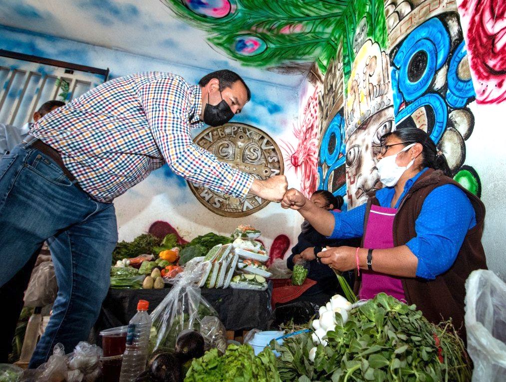 Roberto Cabrera realiza recorrido en el Mercado Reforma.