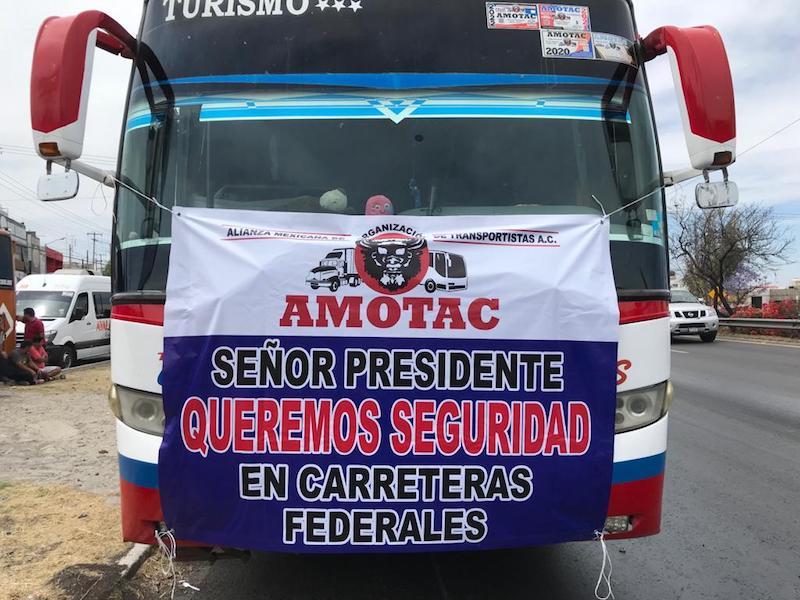 Transportistas de la AMOTAC protestan en Querétaro y bloquean carreteras; exigen seguridad.