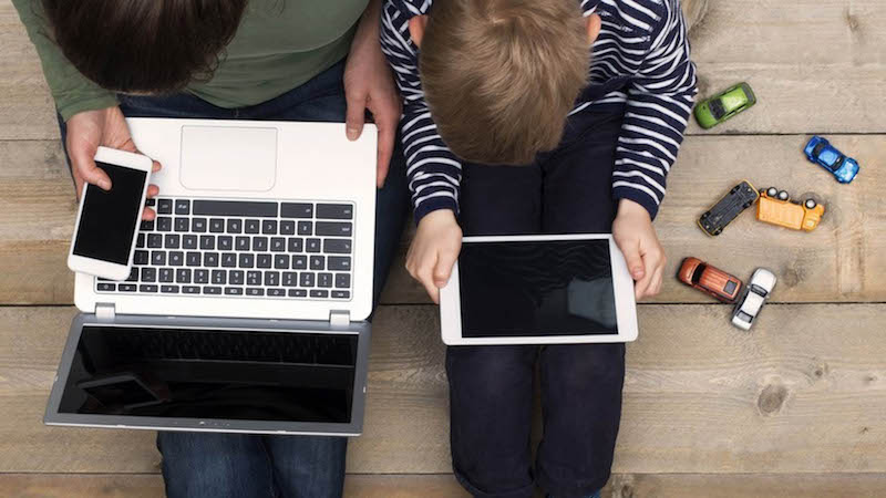 Uso excesivo de tabletas y teléfonos está causando daños a los ojos de los niños.