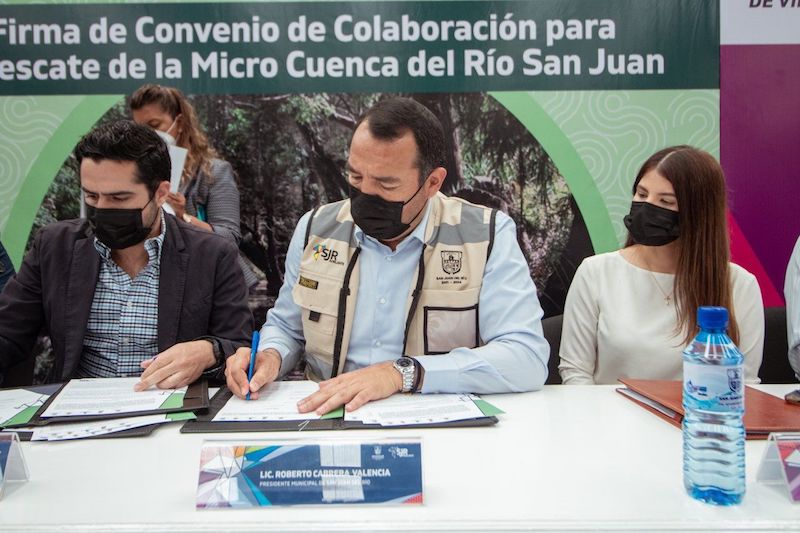 Firma Roberto Cabrera compromiso para rescatar la micro-cuenca del Río San Juan
