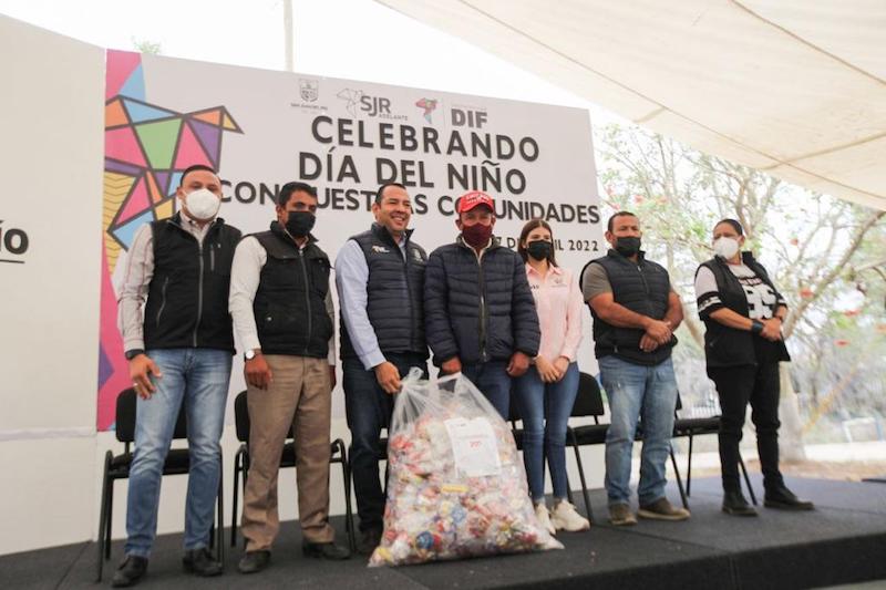 Por Día del Niño, Roberto Cabrera entrega 30 mil aguinaldos en San Juan del Río.