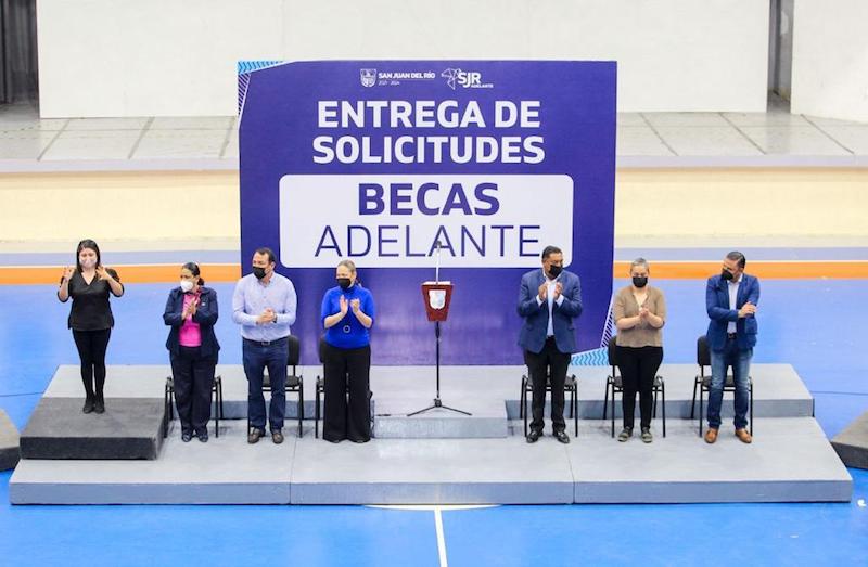 Roberto Cabrera encabeza relanzamiento del programa Becas Adelante para beneficiar a 12 mil jóvenes.