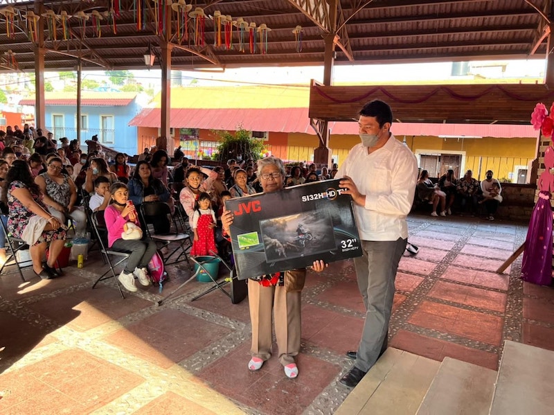 Carlos Manuel Ledesma encabeza festejo por Día de las Madres en San Joaquín.
