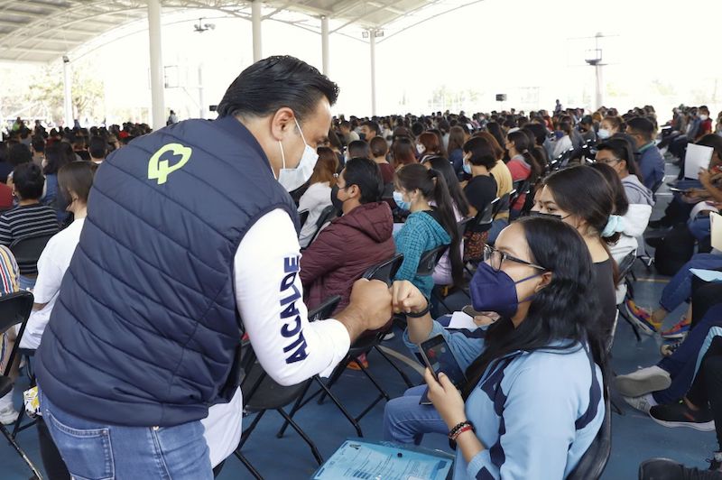El Alcalde Luis Nava, entregó mil 160 estímulos económicos Tu Beca a estudiantes universitarios de Querétaro Capital.