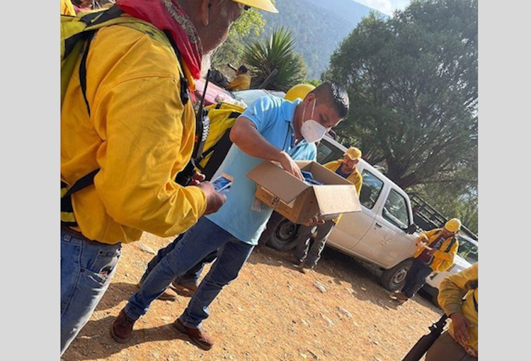 En Landa de Matamoros brigadas de salud atienden a brigadistas y población afectada por incendio forestal.