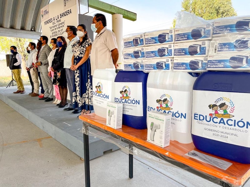 Entregan kits sanitarios en instituciones educativas de Pedro Escobedo para prevenir COVID-19.