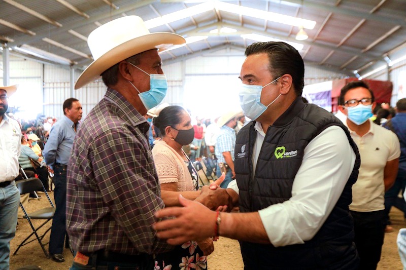 Luis Nava acude a la entrega de apoyos a mil 156 productores agrícolas de Querétaro.