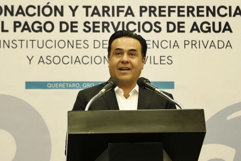 Luis Nava y Arahí Domínguez asisten al evento de condonación y tarifa preferencial en el pago de servicios de agua para IAP y AC