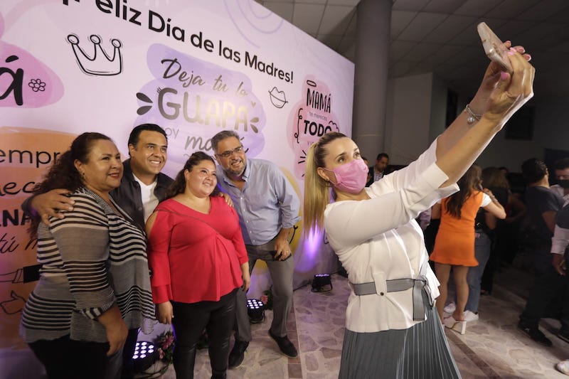 Luis Nava y Arahí Domínguez celebran el día de las Madres con más de mil 800 mamás.