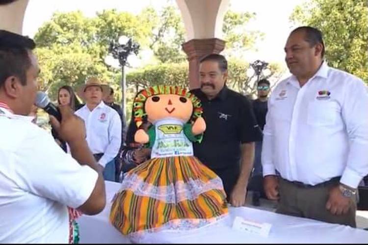 Martín Vaca de Mexicánicos se presenta en exhibición de autos antiguos en Amealco