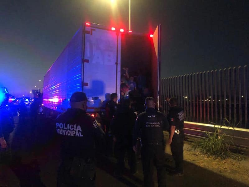 Policías de Querétaro asisten a 150 migrantes que eran transportados en un trailer en Pedro Escobedo.