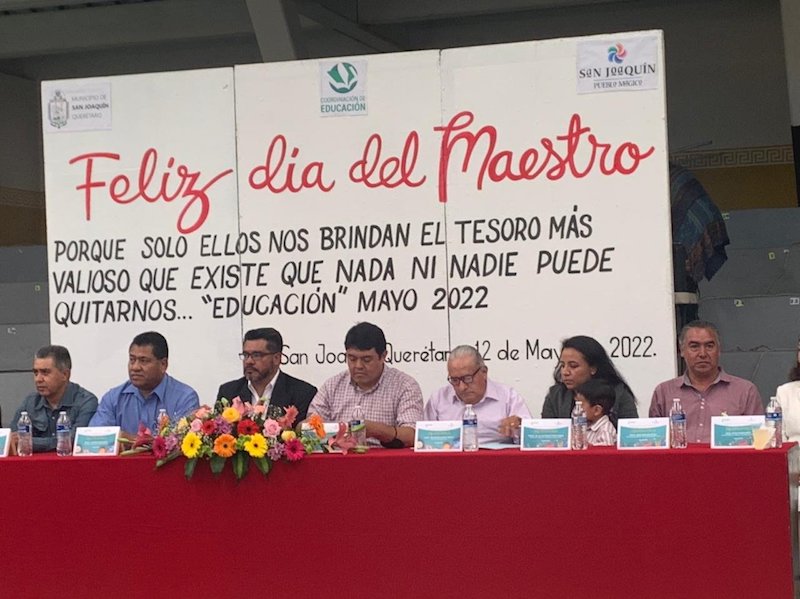 Reconocen labor de maestros de San Joaquín.