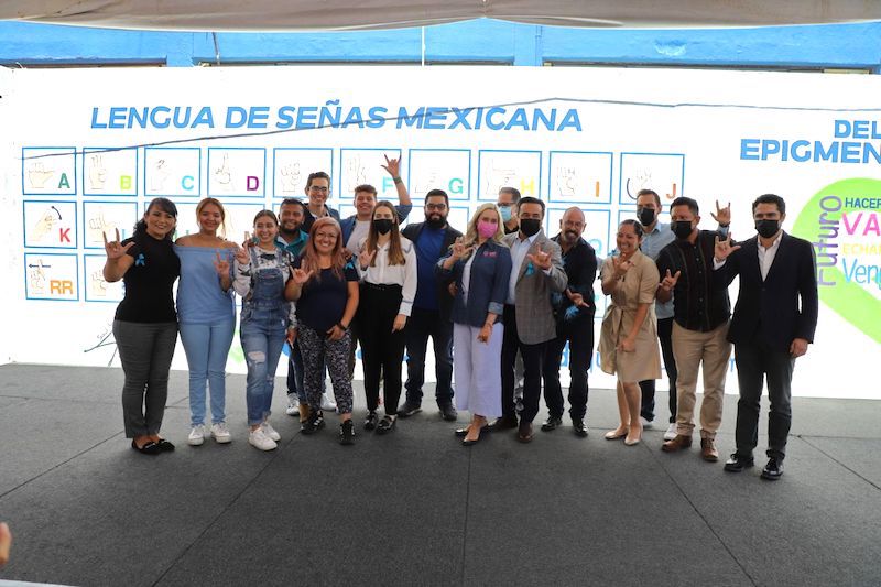 Develan mural con el Abecé de la lengua de Señas en la Capital de Querétaro.