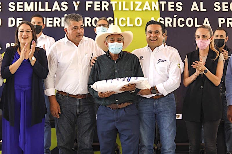 El Alcalde de la Capital de Querétaro Luis Nava, encabezó la entrega de 98 toneladas de fertilizante y 15 toneladas de semillas