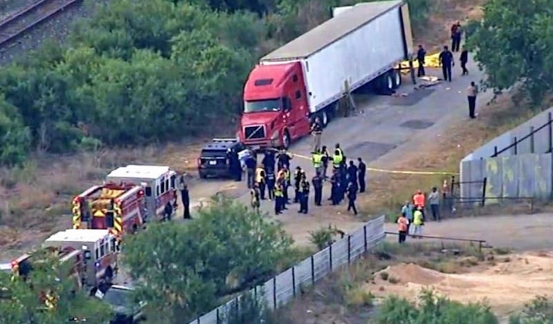 Encuentran 46 migrantes muertos en caja de tráiler en San Antonio Texas.
