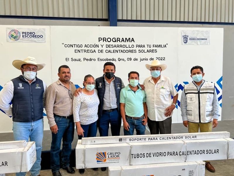 Entrega Amarildo Bárcenas calentadores solares a familias escobedenses