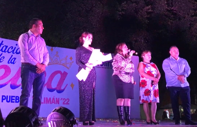 La Alcaldes Lupita Alcántara, presentó a Luz María primera, como reina de la Feria del Pueblo Tolimán 2022.