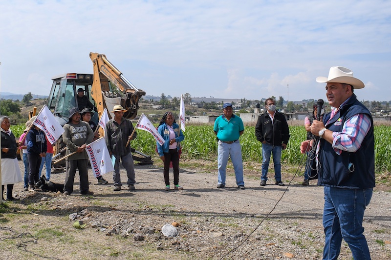 René Mejía encabeza arranques de obras en comunidades de Amealco