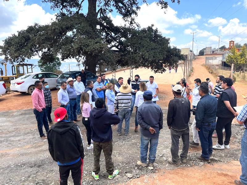 Supervisan rehabilitación de camino en 4 Palos en Pinal de Amoles