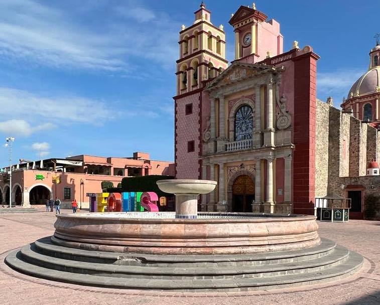 Anuncia Toño Mejía rehabilitación de la fuente en Plaza Principal de Tequisquiapan