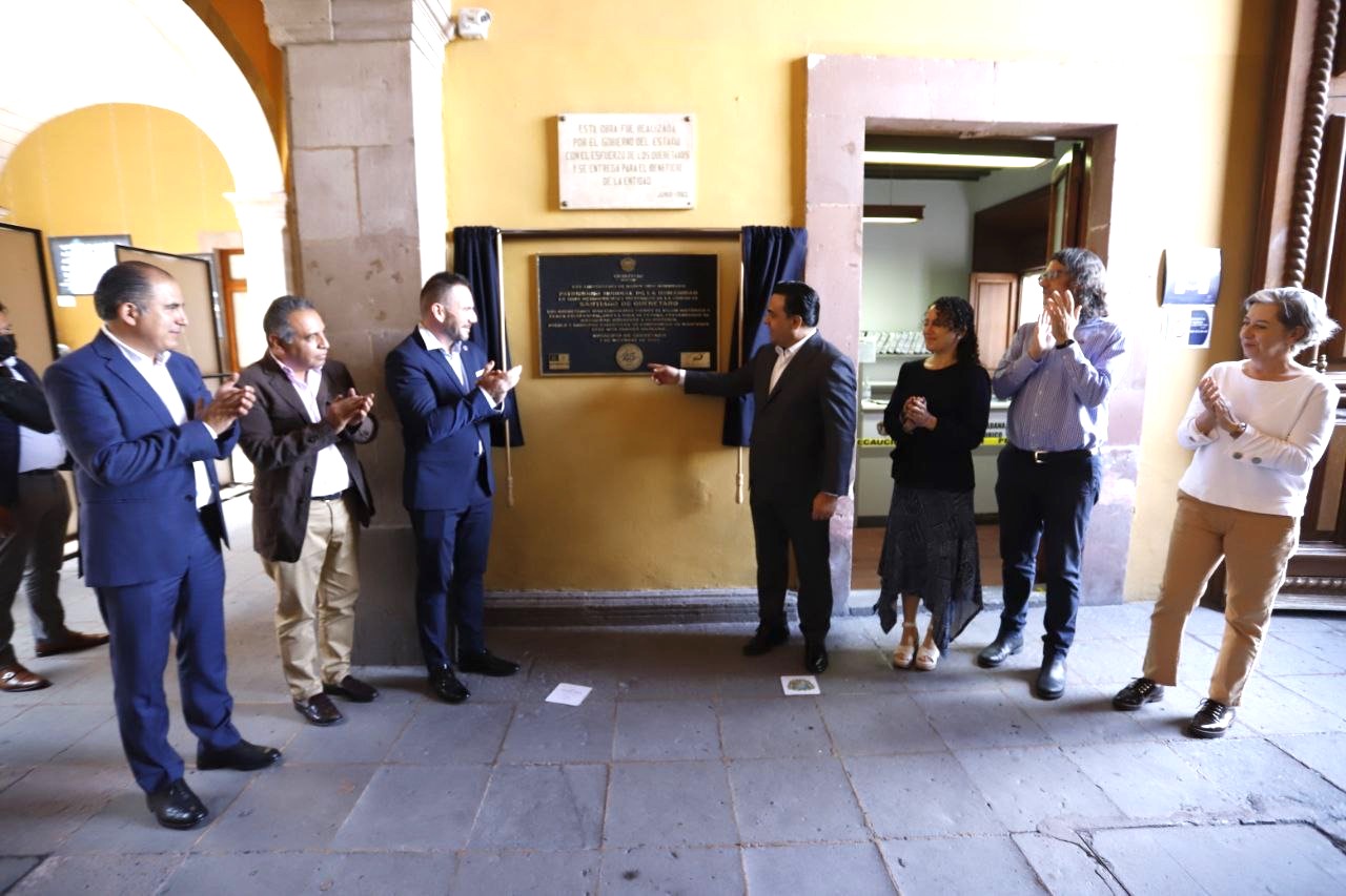 Devela Luis Nava placa por 25 Aniversario de la Inscripción de Querétaro en Zona de Monumentos Históricos de la UNESCO.