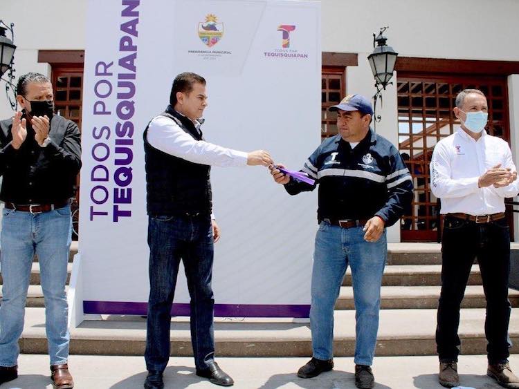 Entrega Toño Mejía nuevo vehículo para mejorar servicios públicos en Tequisquiapan