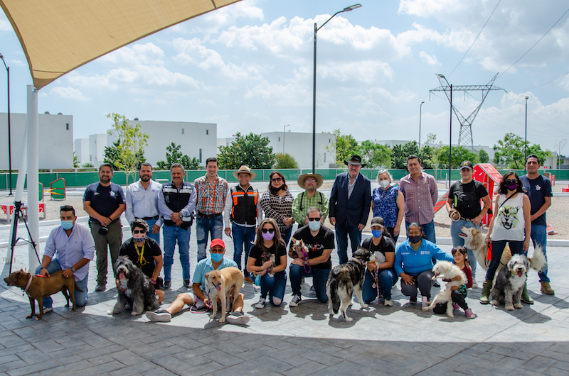 Inaugura Enrique Vega parque recreativo para perros del fraccionamiento El Mirador.