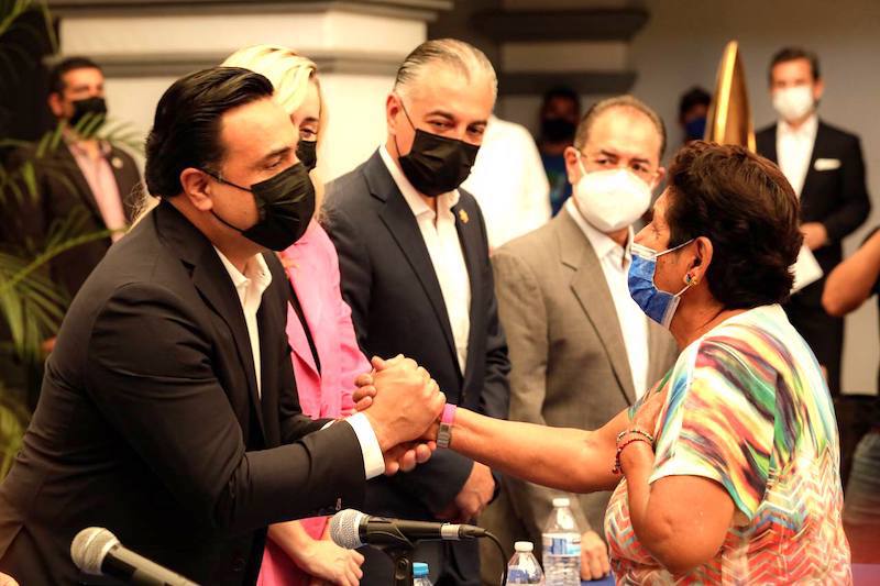 Luis Nava coloca el primer brazalete del programa De la mano por tu seguridad en Cuernavaca.
