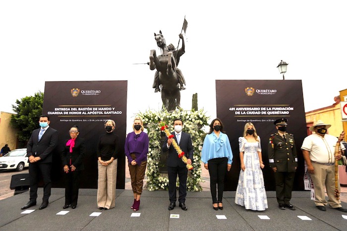 Luis Nava encabeza Guardia de Honor en Monumento a Santiago Apostol.