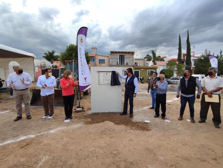 En Tequisquiapan Toño Mejía coloca primera piedra de oficinas para Liga de Futbol Soccer´s Tequis A.C.