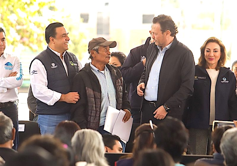 580 familias de Querétaro capital tienen certeza jurídica de su patrimonio; Luis Nava y Mauricio Kuri entregan escrituras.