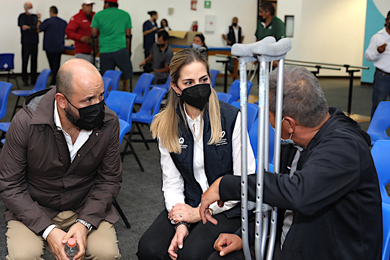 Car Herrera de Kuri asiste a jornada de atención a pacientes de Prótesis.