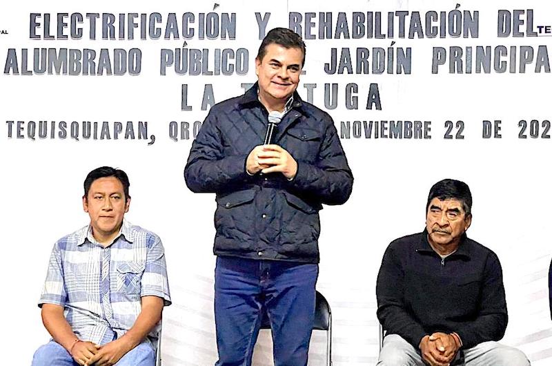 El Presidente Municipal de Tequisquiapan Toño Mejía Lira, entregó obras de urbanización y de alumbrado público en la comunidad de La Tortuga, por 3.6 millones de pesos..