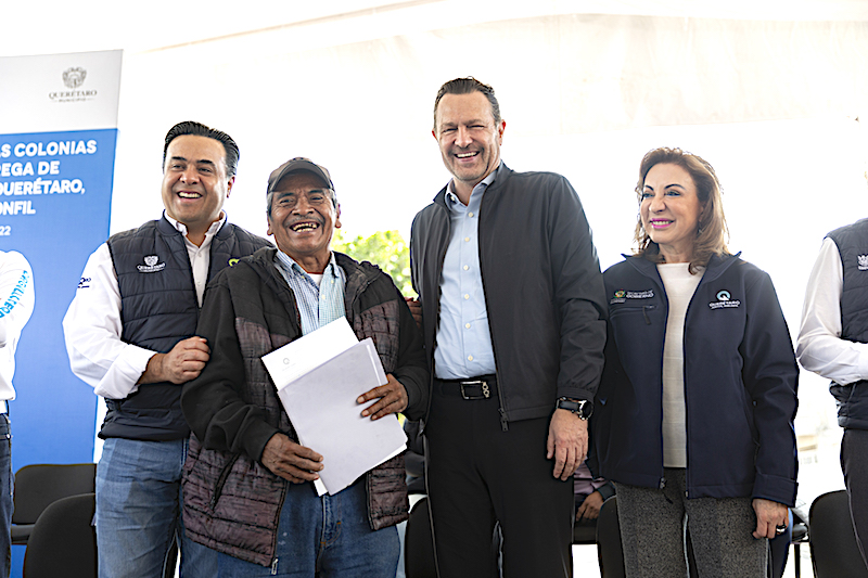 Mauricio Kuri entrega obras por 6.6 mdp y escrituras públicas a familias de 3 municipios de Querétaro.