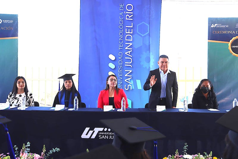 Se gradúan los primeros 16 profesionistas de la UTSJR en Peñamiller.
